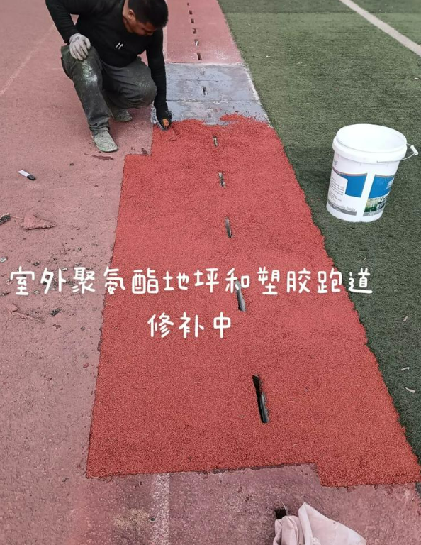北屯球场地面翻新维修，核心是先诊断破损